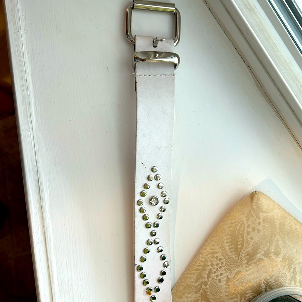 White bonded leather belt with studs
and rhinestones and silver buckle!